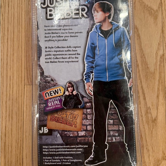Justin Bieber Doll 2011 with Surfboard and Accessories - Picture 4 of 5